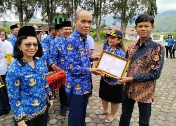 Wabup Samosir menyerahkan piagam penghargaan Stop BABS  (Suriono Brandoi)