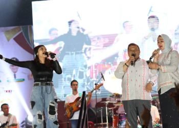 Bupati Tapsel Dolly Pasaribu dan Istri bernyanyi bersama artis ibu kota Siti Badriah pada penutupan Pameran Pembangunan HUT ke-73 Tapsel. (IST)
