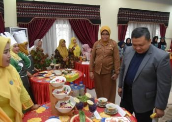 Bupati Tapsel Dolly Pasaribu saat meninjau perlombaan memasak yang di lakukan PKK jelabg HUT ke-73 Tapsel. (IST)