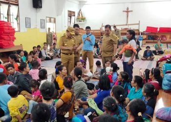 Penjabat (Pj) Gubernur Sumatera Utara (Sumut) Hassanudin didampingi Bupati Samosir Vandiko Timotius Gultom mengunjungi warga korban banjir bandang Kenegerian Sihotang di pengungsian di Gereja Katolik Pintubatu Rianiate, Samosir, Selasa (21/11). (Diskominfo Sumut)