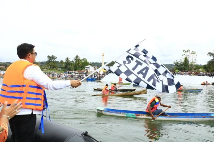 Bupati Samosir melepas peserta lomba solu tradisional. (Suriono Brandoi)