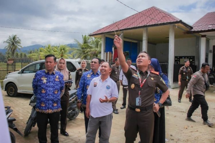 Kajari Padangsidimpuan saat Monev ke tiga desa se-Padangsidimpuan Tenggara. (IST).