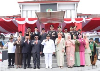 Bupati Tapsel Dolly Pasaribu ,Pj.Wali Kota Padangsidimpuan Letnan Dalimunthe,TP.PKK dan forkopimda Tapsel foto bersama di HUT ke-73 Tapsel. (IST)