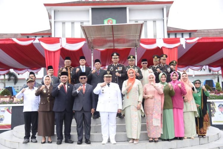 Bupati Tapsel Dolly Pasaribu ,Pj.Wali Kota Padangsidimpuan Letnan Dalimunthe,TP.PKK dan forkopimda Tapsel foto bersama di HUT ke-73 Tapsel. (IST)