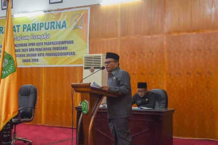 Pj Wali Kota Padangsidimpuan Letnan Dalimunthe saat penyampaian  nota keuangan  RAPBD Kota Padangsidimpuan tahun anggaran 2024 pada Rapat paripurna DPRD Kota Padangsidimpuan, Selasa (21/11). (IST)