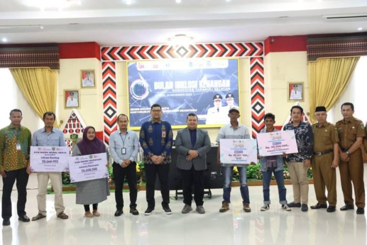 Bupati Tapsel Dolly Pasaribu foto bersama dengan masyarakat penerima bantuan permidalan usaha. (IST)