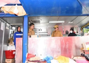 Pj Gubsu mengunjungi posko pengungsian korban banjir bandang. (Suriono Brandoi)
