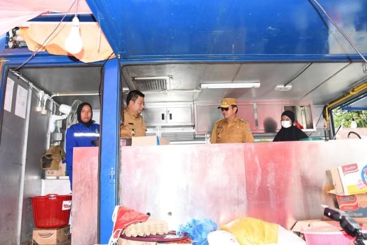 Pj Gubsu mengunjungi posko pengungsian korban banjir bandang. (Suriono Brandoi)