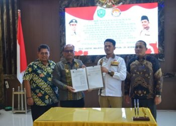 Pj.Wali Kota Padangsidimpuan Letnan Dalimunthe dan Ketua Bawaslu memperlihatkan NPHD yang ditandatangani bersama. (IST)
