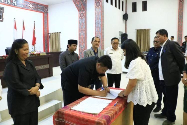 Penandatanganan persetujuan bersama ranperda pajak dan retribusi daerah Kabupaten Samosir.(Suriono Brandoi)