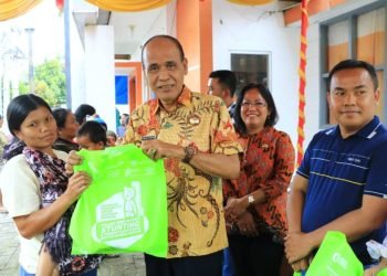 Wakil Bupati Samosir saat menyerahkan bantuan.(Suriono Brandoi)