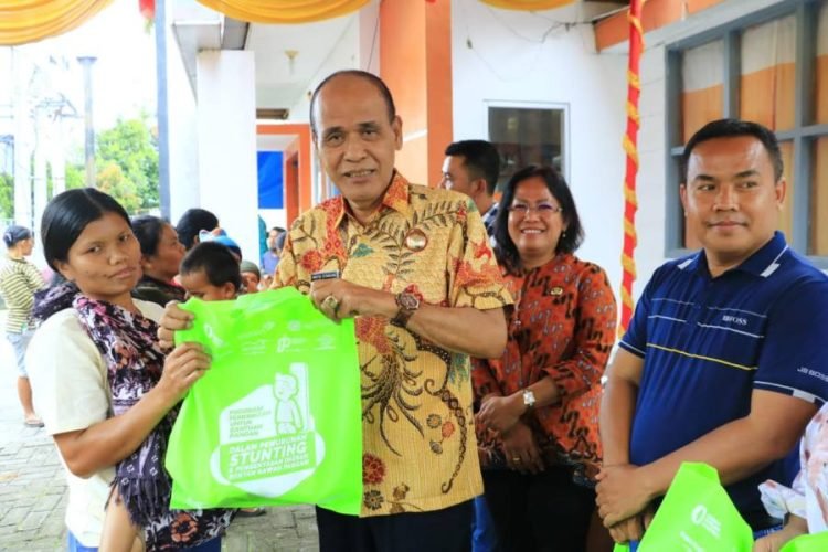 Wakil Bupati Samosir saat menyerahkan bantuan.(Suriono Brandoi)