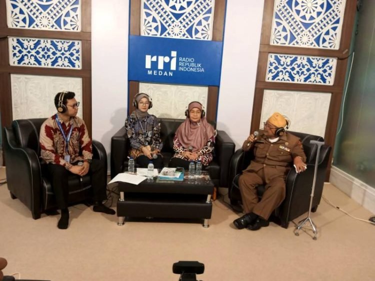 Kepala Dinas Sosial Sumut Sri Suriani Purnamawati bersama Ketua Legiun Veteran Republik Indonesia (LVRI) Kolonel Czi (Purn) Mardjono menghadiri Dialog Pro Aspirasi Sumut yang bertema "Semangat Pahlawan untuk Masa Depan Bangsa dalam Memerangi Kemiskinan dan Kebodohan" yang diselenggarakan RRI Medan, di Jalan Gatot Subroto Medan, Kamis (9/11).  (DISKOMINFO SUMUT)