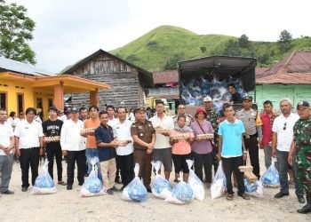 Penyaluran bantuan kepada korban banjir bandang Sihotang. (Suriono Brandoi)