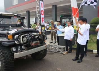 Bupati Tapsel Dolly Pasaribu melepas 27 peserta off road jelajah alam siala sampagul extreme adventure 2023 dalam rangka memeriahkan Hari Jadi Ke-73 Kabupaten Tapsel dari halaman Kantor Bupati Tapsel, Sipirok, Jumat  (24/11). (IST)