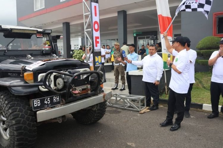 Bupati Tapsel Dolly Pasaribu melepas 27 peserta off road jelajah alam siala sampagul extreme adventure 2023 dalam rangka memeriahkan Hari Jadi Ke-73 Kabupaten Tapsel dari halaman Kantor Bupati Tapsel, Sipirok, Jumat  (24/11). (IST)
