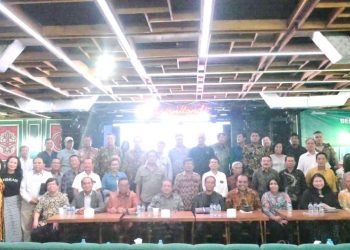 Dr Erikson Sianipar foto bersama dengan para narasumber dan peserta seminar.