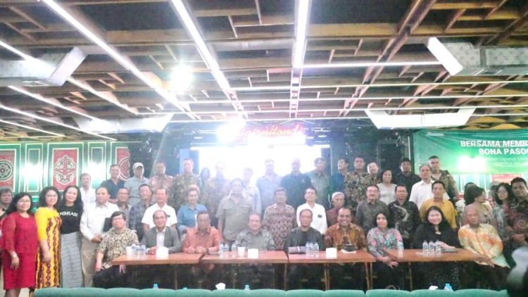 Dr Erikson Sianipar foto bersama dengan para narasumber dan peserta seminar.
