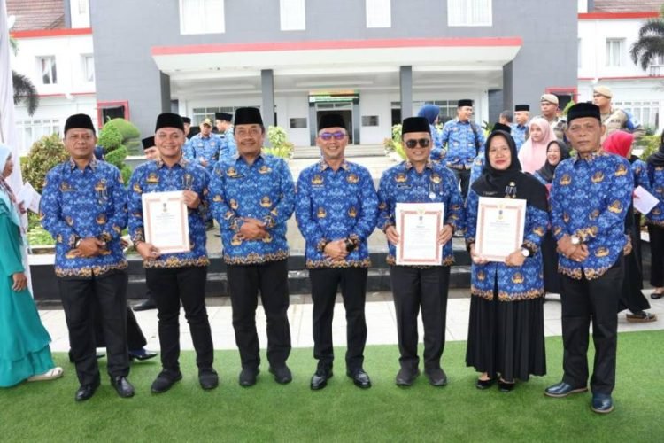 Sekda Tapsel Sopyan Adil fhoto bersama dengan penerima cendra mata di HUT ke-52 Kopri. (IST).