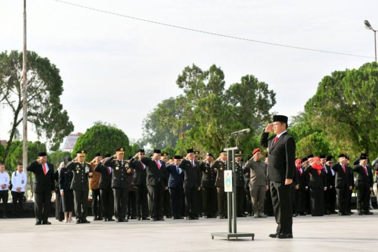 -          Pj Gubernur Sumut Hassanudin menjadi Inspektur Upacara Ziarah Nasional dalam rangka Peringatan Hari Pahlawan Nasional Tahun 2023 di Taman Makam Pahlawan Bukit Barisan, Jalan Sisingamangaraja, Medan, Jumat (10/11/2023). (Diskominfo Sumut)