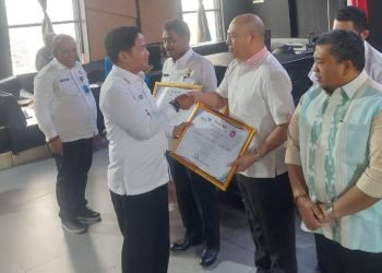 Bupati Taput Dr.Drs.Nikson Nababan,MSi saat menerima penghargaan dari Pj.Gubsu Hassanuddin, Rabu (29/11/2023). (IST)
