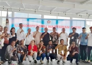 Sekda Toba Augus Sitorus didampingi Ketua DKP PWI Sumut M. Syahrir, penguji Dedy Syahputra, Ketua PWI Bona Pasogit Alfonso Situmorang dan pengurus lainnya saat foto bersama dengan 12 wartawan yang mengikuti UKW. (IST)