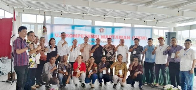 Sekda Toba Augus Sitorus didampingi Ketua DKP PWI Sumut M. Syahrir, penguji Dedy Syahputra, Ketua PWI Bona Pasogit Alfonso Situmorang dan pengurus lainnya saat foto bersama dengan 12 wartawan yang mengikuti UKW. (IST)