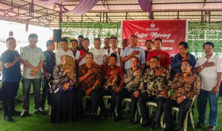 Komisioner KPU dan Insan Pers Kota Padangsidimpuan foto bersama usai Ngobrol Santai Suksesi Pemilu 2024. (IST)