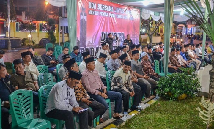 Lintas agama dan Sektor di Kota Padangsidimpuan laksanakan doa bersama pemilu damai 2024 di Halaman kantor Wali Kota Padangsidimpuan. (IST)