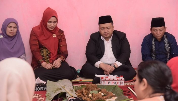 Bupati Tapsel Dolly Pasaribu dan Rosalina saat dipah-upah dongan tubu, untuk semangati Dolly dan Rosalina mengemban tugas. (IST)