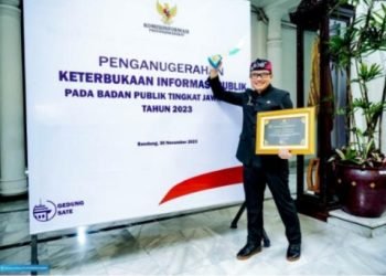 Disdik Jabar mendapatkan penghargaan sebagai Badan Publik Kategori Organisasi Perangkat Daerah "Informatif". (IST)
