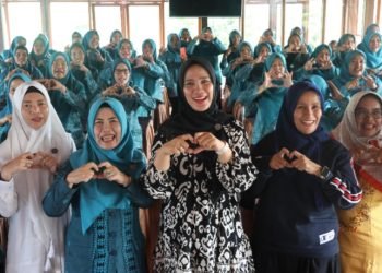 Ketua TP PKK Tapsel Rosalina Dolly Pasaribu, foto bersama dengan Peserta orientasi bagi Ketua TP PKK Desa se-Kabupaten Tapsel. (IST)