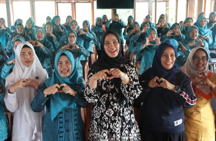 Ketua TP PKK Tapsel Rosalina Dolly Pasaribu, foto bersama dengan Peserta orientasi bagi Ketua TP PKK Desa se-Kabupaten Tapsel. (IST)