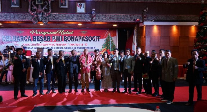 Bupati Nikson Nababan dengan Katrina Siburian  foto bersama pengurus PWI Bona Pasogit pada saat Natal, Selasa (05/12/2023). (IST)