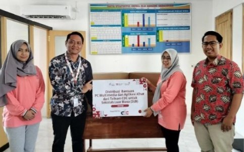 Penyerahan simbolis bantuan PC Multimedia dan Aplikasi i-CHAT ke-50 SLB di Gedangan, Sidoarjo. (IST)
