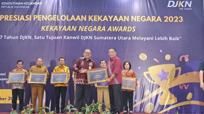 Sekda Taput Dr.Drs.Indra Simaremare ,MSi saat menerima penghargaan dari Kakanwil Ditjen Kekayaan Negara Sumut Dodok Dwi Handoko di Medan, Selasa (05/10/2023). (IST)
