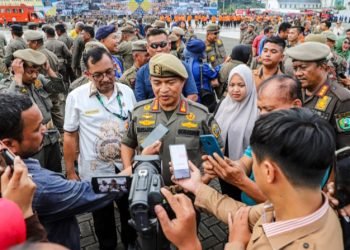 Pj Gubernur Sumut Hassanudin memberikan keterangan usai acara Apel Gelar Pasukan  Dalam Rangka Persiapan Menjaga Ketentraman Dan Ketertiban Umum Serta Perlindungan Masyarakat di Wilayah Provinsi  Sumut di Lapangan Astaka Dispora Sumut, Jalan Williem Iskandar, Deliserdang, Kamis (7/12). (DISKOMINFO SUMUT)