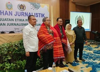 Ketua DK PWI Sasongko Tedjo dan Ketua Komisi Pendidikan, Pelatihan dan Pengembangan Dewan Pers Paulus Tri Agung Kristanto "diulosi" didampingi Ketua PWI Sumut Farianda Putra Sinik (kiri) dan Ketua DKP M.Syahrir (kanan)   seusai acara pembukaan pelatihan jurnalistik, Senin (11/12/2023). (IST)