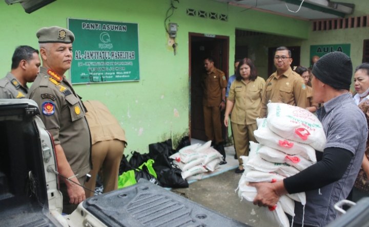 Aparatur Sipil Negeri (ASN) di lingkungan Pemerintah Provinsi Sumatera (Sumut) melaksanakan kunjungan kasih dengan memberikan bantuan berupa paket sembako di tiga Panti Asuhan dalam menyambut perayaan natal tahun 2023. (Diskominfo Sumut)