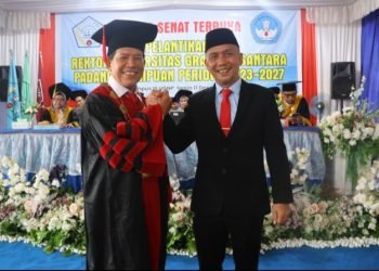 Ketua Pembina YADPI, Sofyan Adil foto bersama dengan Burhanuddin Rektor UGNP yang baru. (IST)