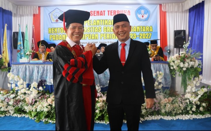 Ketua Pembina YADPI, Sofyan Adil foto bersama dengan Burhanuddin Rektor UGNP yang baru. (IST)