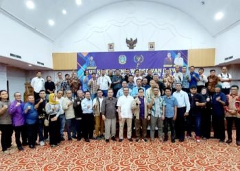 Ketua PWI Sumut H.Farianda Putra Sinik dan Ketua DKP Sumut M.Syahrir ,Tim Penguji dari Pusat dan Sumut foto bersama dengan peserta UKW  (IST)