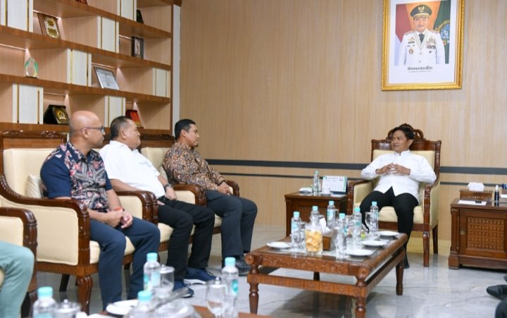 Pj. Gubernur Sumut Hassanudin menerima audiensi Executive General Manager PT Pertamina Patra Niaga Regional Sumbagut Freddy Anwar bersama Himpunan Wiraswasta Nasional Minyak dan Gas Bumi (Hiswana) di Ruang Kerja Gubernur Sumut, lantai 10 Kantor Gubernur Sumut, Jalan Diponegoro No. 30, Medan, Jum'at (15/12/2023). (Diskominfo Sumut)