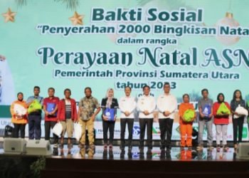 Penjabat (Pj) Gubernur Sumatera Utara (Sumut) Hassanudin menyerahkan secara simbolis sebanyak 2000 Bingkisan Natal  dalam rangka Bakti Sosial (Baksos) Perayaan Natal Aparatur Sipil Negeri (ASN) Pemerintah Provinsi Sumatera Utara Tahun 2023 di Aula Raja Inal Siregar Kantor Gubernur Jalan Diponegoro Nomor 30 Medan, Rabu (13/12). (Diskominfo Sumut)