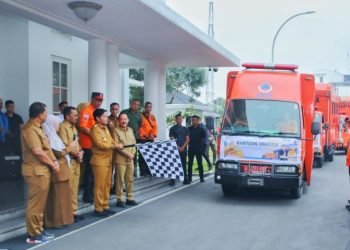 Penjabat (Pj) Gubernur Sumatera Utara (Sumut) Hassanudin melepas bantuan logistik dari Pemerintah Provinsi Sumut tahun 2023 kepada masyarakat yang terdampak bencana banjir, tanah longsor dan angin puting beliung di Kabupaten/Kota se-Sumut, di Halaman Rumah Dinas Gubernur Sumut, Jalan Sudirman Nomor 41 Medan, Senin (18/12). (Diskominfo Sumut)