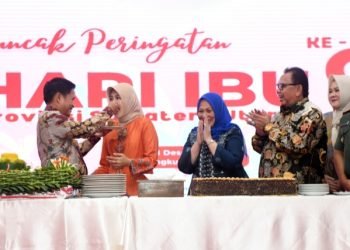 Pj Gubernur Sumatera Utara (Sumut) Hassanudin bersama Pj Ketua PKK Provinsi Sumut Dessy Hassanudin, Ketua DPRD Sumut Baskami Ginting, serta perwakilan unsur Forkopimda dan para OPD Pemprov Sumut mengikuti acara  puncak Perayaan Hari Ibu ke - 95 di Aula Tengku Rizal Nurdin, jalan Sudirman 41, Medan, Senin (18/12). (Diskominfo Sumut)

 