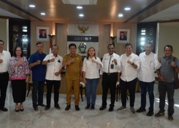 Pj Gubsu Hassanuddin foto bersama dengan panitia Natal PWI Sumut saat auduensi, Selasa (19/12/2023). (IST)