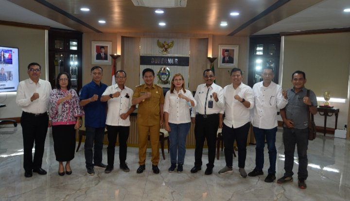Pj Gubsu Hassanuddin foto bersama dengan panitia Natal PWI Sumut saat auduensi, Selasa (19/12/2023). (IST)