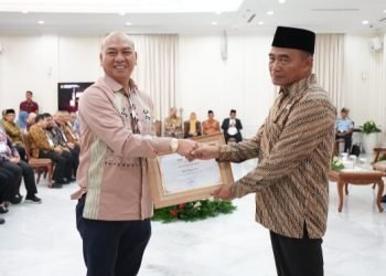 Bupati Taput Dr Drs.Nikson Nababan,MSi saat menerima penghargaan dari Menko PMK Muhadjir Effendy di Istana Wapres, Rabu (20/12/2023). (IST)