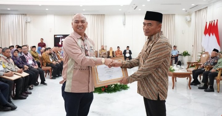 Bupati Taput Dr Drs.Nikson Nababan,MSi saat menerima penghargaan dari Menko PMK Muhadjir Effendy di Istana Wapres, Rabu (20/12/2023). (IST)